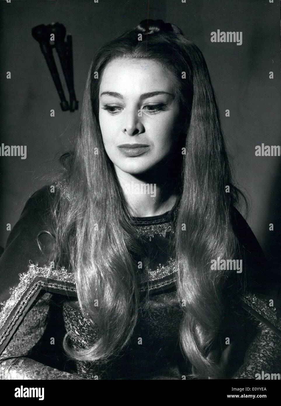 Nov. 11, 1971 - attrice Elconora Rossi Drago sta subendo una cura del sonno dopo essere stato bushed all'ospedale sui deboli fine per il trattamento in acuto di avvelenamento da monossido di carbonio? Lei è stato trovato in stato di incoscienza bloccati in cucina, i getti di gas attivato. Essa potrebbe non offrono alcun motivo per le evidenti ha tentato il suicidio. Miss Rossi Drago è stato uno dei più popolari d'Italia cinema e teatro le stelle durante gli anni cinquanta e i primi anni sessanta. Mostra immagine: bellissima attrice nel film 'aila' rgirato alcuni anni fa. Foto Stock