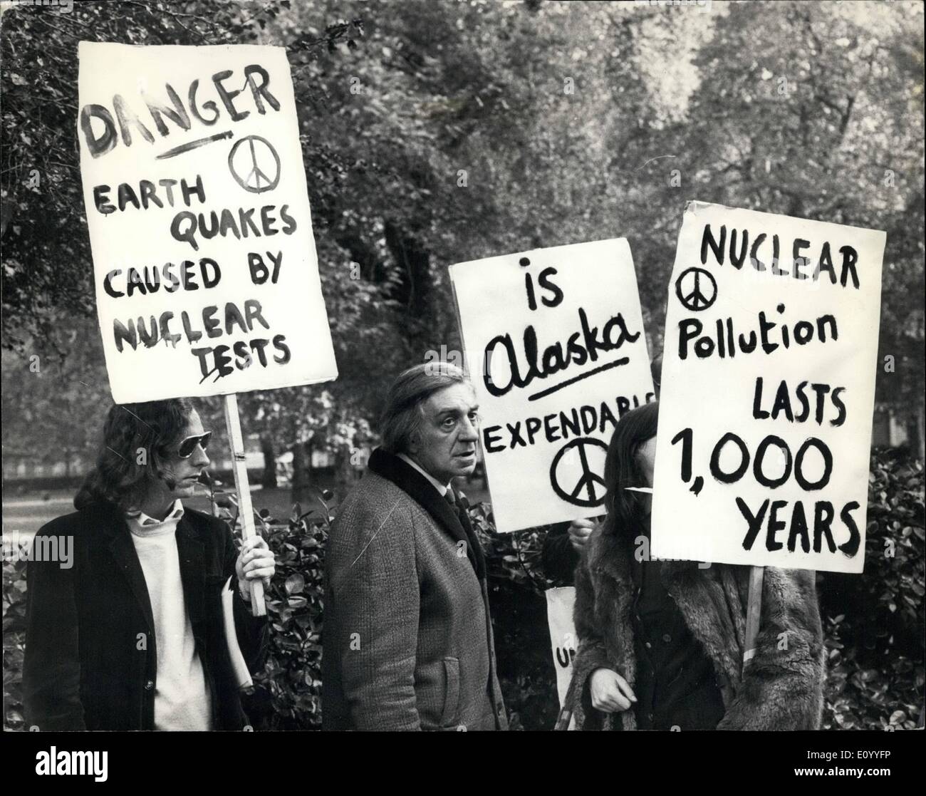 Nov. 11, 1971 - Gli Stati Uniti ha detto che essa intende svolgere attraverso la sua grande prova nucleare a Amchitka. Gli Stati Uniti Ambasciata Foto Stock