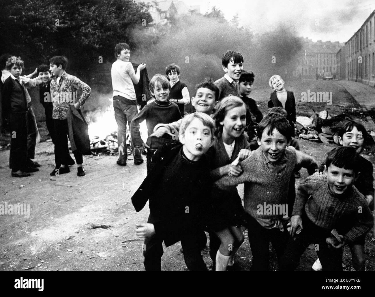 Bambini durante i disordini a Belfast Foto Stock