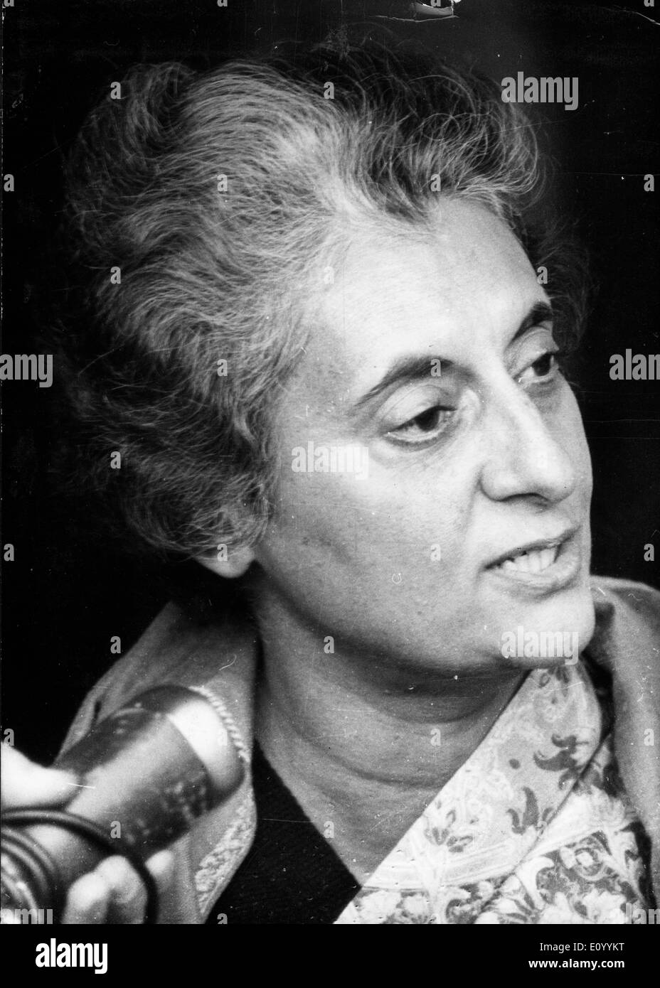 Il primo ministro Indira Gandhi alla conferenza stampa Foto Stock