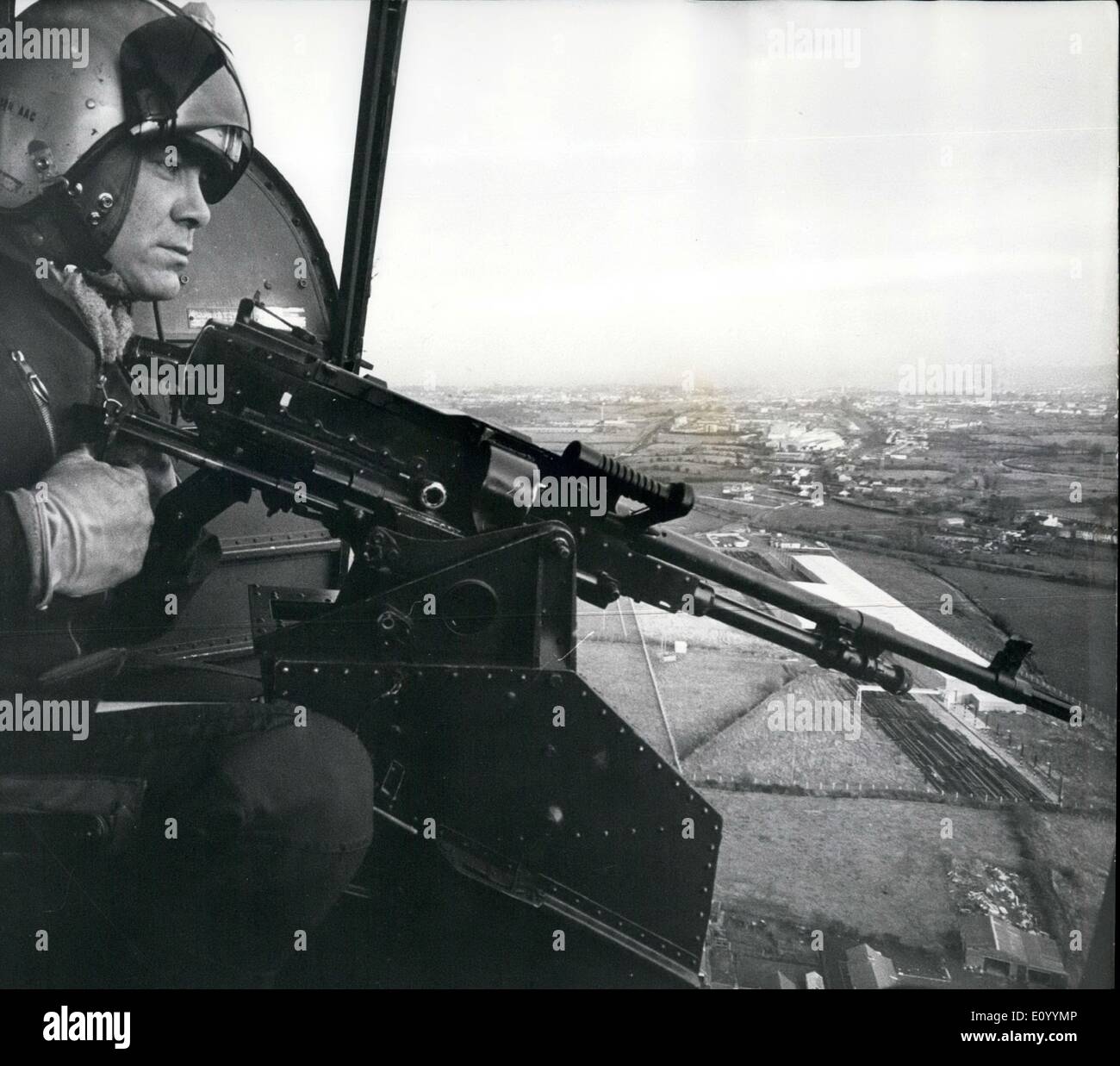 Il 12 Dic. 1971 - mitragliatrice montata in elicottero di pattuglia al di fuori di Belfast: Gunner Phillip Beinbridge, di Scunthorpe, pattugliano le autostrada M1 al di fuori di Belfast con un 7,62 mitragliatrice montata in un esercito elicottero Scout. Gli scout di fornire copertura per convogli e effettuare pattuglie di confine. Foto Stock