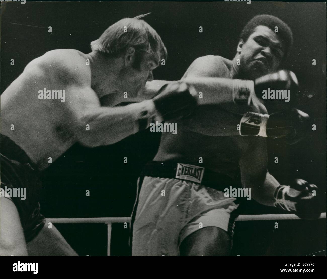 Il 12 Dic. 1971 - Muhammad Ali batte Jurgen Blin: Muhammad Ali ha messo k.o. Jurgen Blin della Germania Ovest nel settimo round, a Zurigo la domenica notte. Mostra fotografica di Muhammad Ali, evita la necessità di una sinistra da Jurgen Blin, durante la loro lotta a Zurigo. Foto Stock