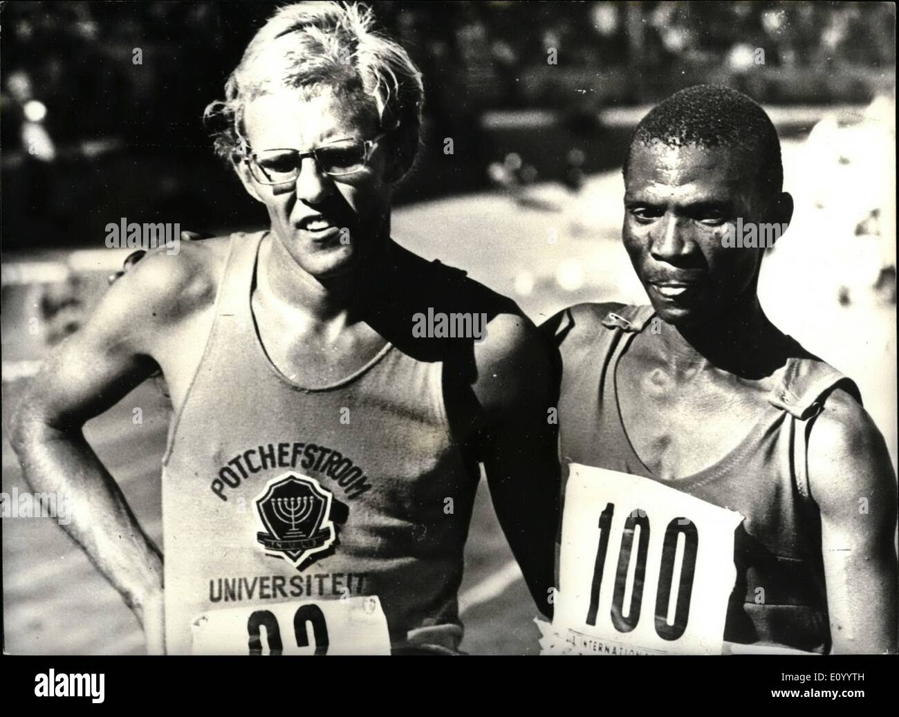 Il 12 Dic. 1971 - bianco e nero atheltes in Sud Africa il primo multi-national meeting di atletica.'' nella foto insieme dopo la 10.000 metri di gara, svoltasi di recente a Città del Capo durante il Sud Africa il primo multi-national meeting di atletica, sono Andries Krogman (sinistra), il vincitore e Johannes Metsing che era la seconda sia del Sud Africa. Foto Stock
