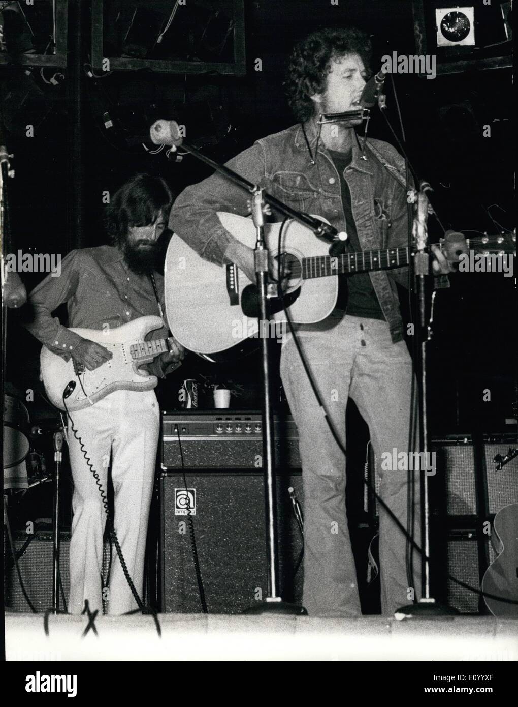 12 dicembre 1971 - le Pop Stars si esibiscono in aiuto dei bambini del Bangladesh: I fan del pop di New York hanno pagato decine di migliaia di sterline per vedere di nuovo i loro preferiti in un vasto Madison Square Garden che si riunisce in aiuto dei bambini rifugiati del Fest Pakistan. Sul palco c'erano Ringe Starr, George Harrison e Bob Dylan, così come una serie di altre stelle. Si è rivelato uno degli incontri più amichevoli e frenetici per mesi, con biglietti per il mercato nero fino a 20. Più di mezzo milione di dollari andranno alla causa. Foto Stock