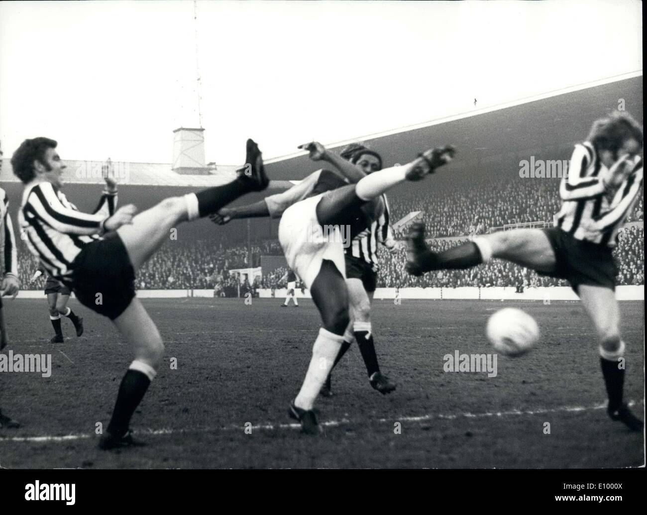 Dic. 18, 1971 - West Ham V Newcastle. La foto mostra che è stato un gioco con abbondanza di calcio in essa - come (L a R) : Ollie Burton (Newcastle) : Clyde Best (West Ham e Frank Clark (Newcastle), tutti andare per la palla, oggi nel corso del gioco a Upton Park. Newcastle ha vinto 0-1. Foto Stock
