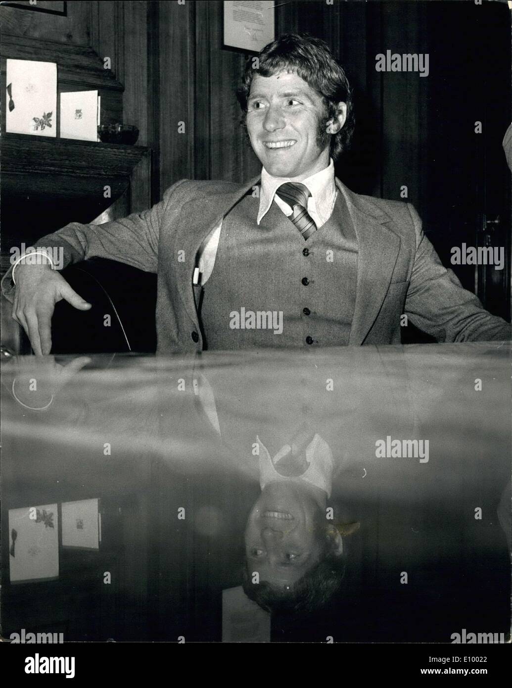 Dic. 22, 1971 - Alan Ball Johns Arsenal per un nuovo record di costo di oltre ?200.000: Alan Ball l'Everton e calciatore inglese firmato per l'Arsenal F. C. questa sera per un record britannico tassa di sopra ? 200.000. il 26, anno old world cup stella è arrivato a Highbury questa sera con suo padre, Preston manager Alan Ball. La foto mostra un sorriso refected da Alan Ball dopo la firma oggi all'Arsenal F. C. di Highbury. Foto Stock Dic. 22, 1971 - Alan Ball Johns Arsenal per un nuovo record di costo di oltre ?200.000: Alan Ball l'Everton e calciatore inglese firmato per l'Arsenal F. C. questa sera per un record britannico tassa di sopra ? 200.000. il 26, anno old world cup stella è arrivato a Highbury questa sera con suo padre, Preston manager Alan Ball. La foto mostra un sorriso refected da Alan Ball dopo la firma oggi all'Arsenal F. C. di Highbury. Foto Stock