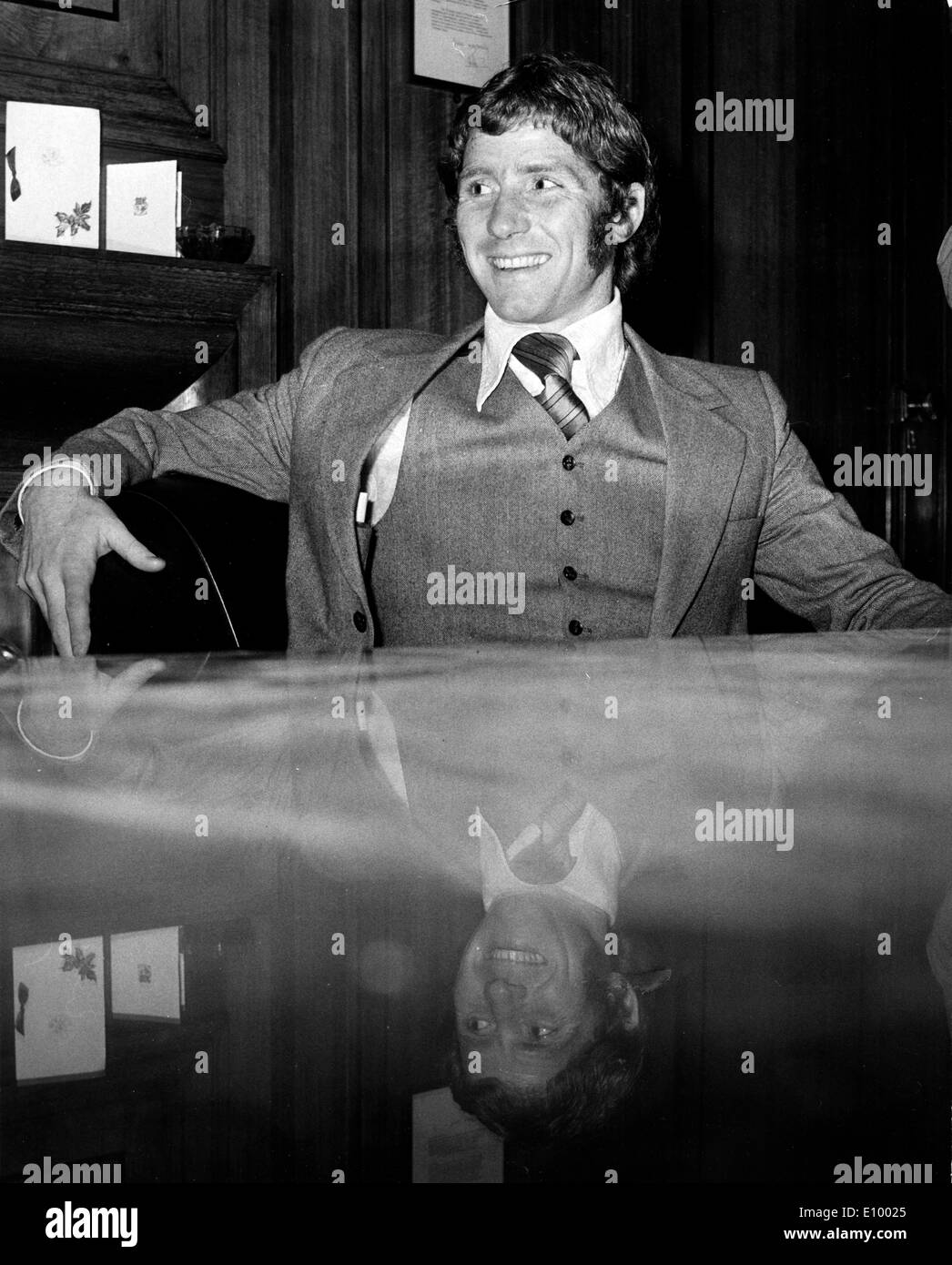 Dic 22, 1971; di Highbury, UK; l'Everton e calciatore inglese, Alan Ball, firmato per arsenale F.C. questa sera per un record britannico a pagamento di oltre 200.000 libbre. Il 26 anno Old World Cup stella è arrivato a Highbury questa sera con suo padre, Preston Manager Alan Ball. La foto mostra un sorriso refected da Alan Ball dopo la firma odierna presso l'arsenale F.C. Highbury. Foto Stock Dic 22, 1971; di Highbury, UK; l'Everton e calciatore inglese, Alan Ball, firmato per arsenale F.C. questa sera per un record britannico a pagamento di oltre 200.000 libbre. Il 26 anno Old World Cup stella è arrivato a Highbury questa sera con suo padre, Preston Manager Alan Ball. La foto mostra un sorriso refected da Alan Ball dopo la firma odierna presso l'arsenale F.C. Highbury. Foto Stock