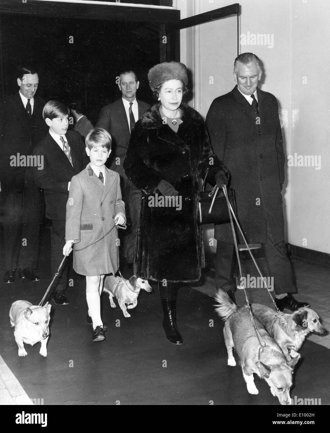 Elisabetta II e del Principe Filippo con i loro figli e i cani Foto Stock