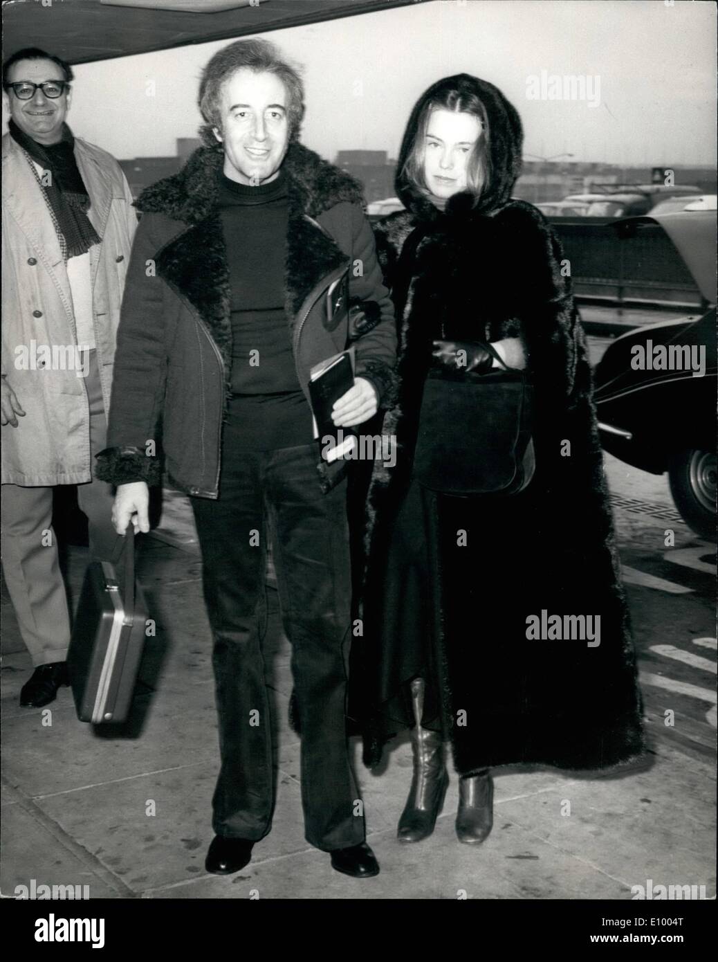 Gen 01, 1972 - Peter Sellers e la moglie di lasciare l'aeroporto di Londra per l'Irlanda: Peter Sellers e sua moglie Miranda lasciato l'aeroporto di Heathrow questo pomeriggio per Irlanda erano venditori ora vive. Miranda chi è il passo-figlia di Lord Mancroft, è diventato il terzo la sig.ra Sellers un anno fa è stato in ospedale per 11 settimane dopo aver rischiato di perdere la propria vita con la meningite. Mostra fotografica di Pete venditori e sua moglie Miranda visto all' Aeroporto di Heathrow prima di volare in Irlanda. Foto Stock