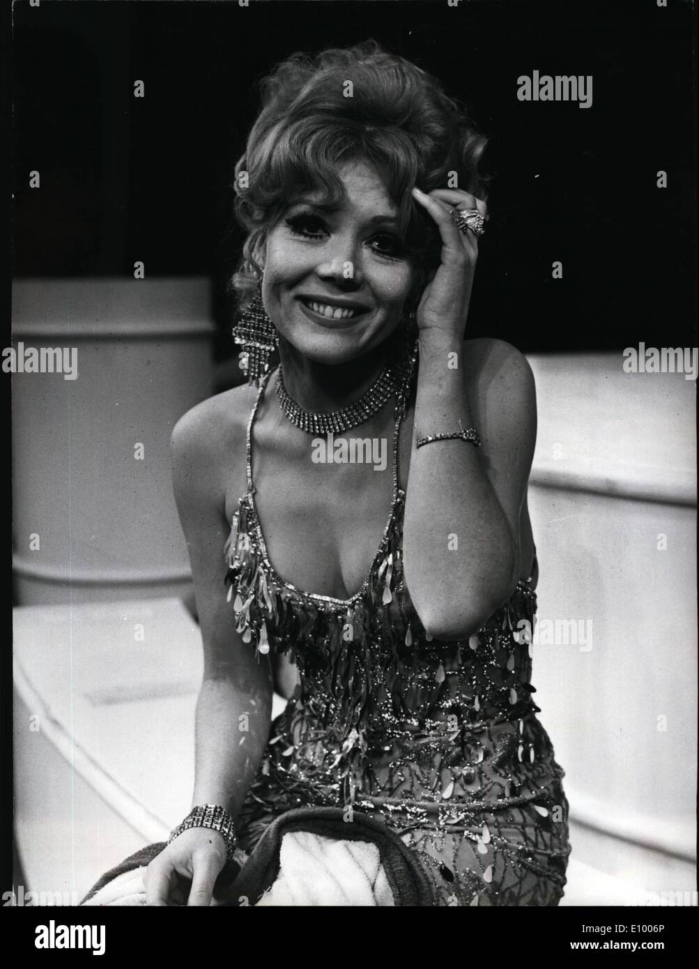 Gen 01, 1972 - Diana Rigg a comparire nel teatro nazionale di produzione di ''ponticelli''; attrice Diana Rigg sarà la riproduzione della parte di ''Dorothy' nel teatro nazionale di produzione di Tom Stoppard che il ''ponticelli'', che si apre al Old Vic il 2 febbraio. Mostra fotografica di Dianna Rigg illustrato ieri durante la prova. Foto Stock