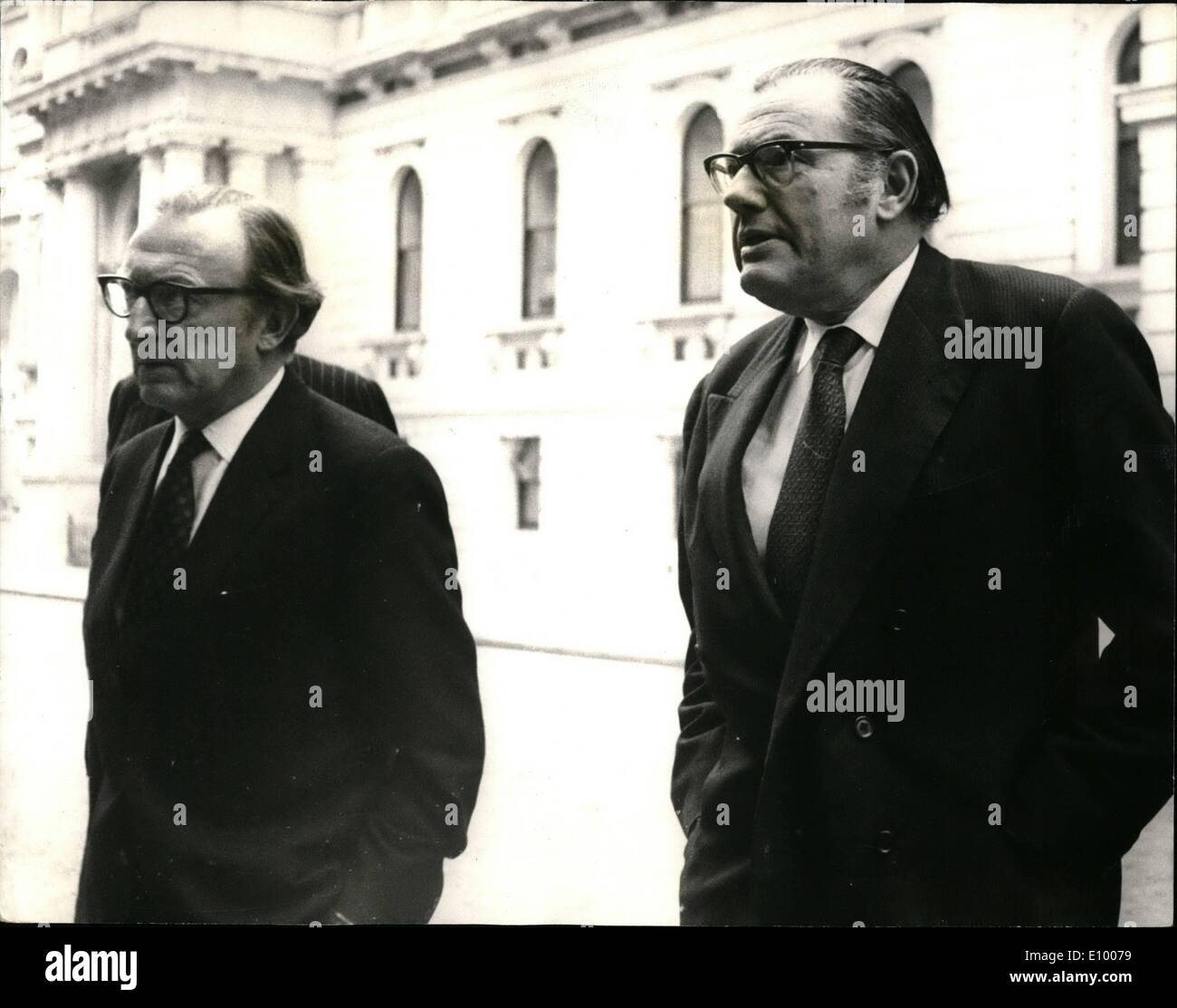 Gen 01, 1972 - Riunione del gabinetto al n. 10 Downing Street; Mostra fotografica di Lord Carrington (sinistra), il Segretario alla difesa in arrivo con il signor . Reginald Maudling, l'Home Secretary, per l'odierna riunione del gabinetto al n. 10 Downing Street. Foto Stock