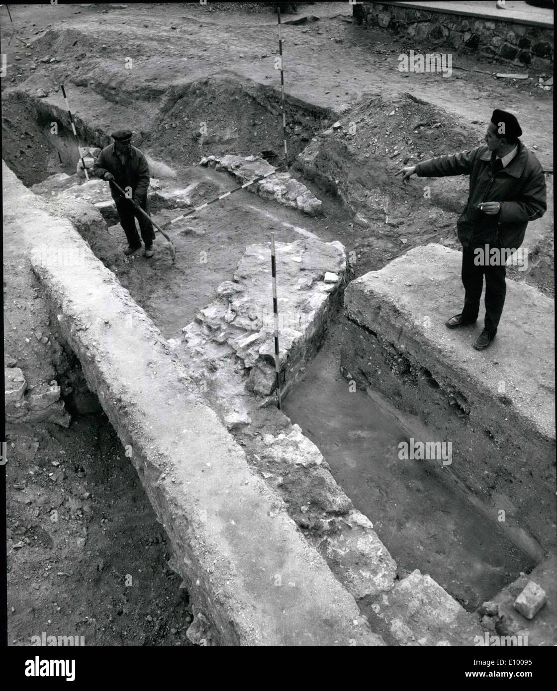 Gen 01, 1972 - Tomba della nazione ungherese del primo sovrano creduto trovato nella parte occidentale di fame. Gli archeologhi escavazione Szekesfehervar, Ungheria Occidentale, ritengono di aver scoperto la posizione della tomba del Granduca Geza, il primo sovrano della nazione ungherese. Se la loro congettura risulta corretto quindi loro trovare è infatti una preziosa. Geza morì nel 997, nel periodo in cui lo stato ungherese è stata fondata. Un team di escavatori del Re Santo Stefano Museo diretto da Alan Kralovanszky venne su i resti di una chiesa quatrefoil nel cantiere della Cattedrale, dove si aspettano di trovare la tomba Foto Stock