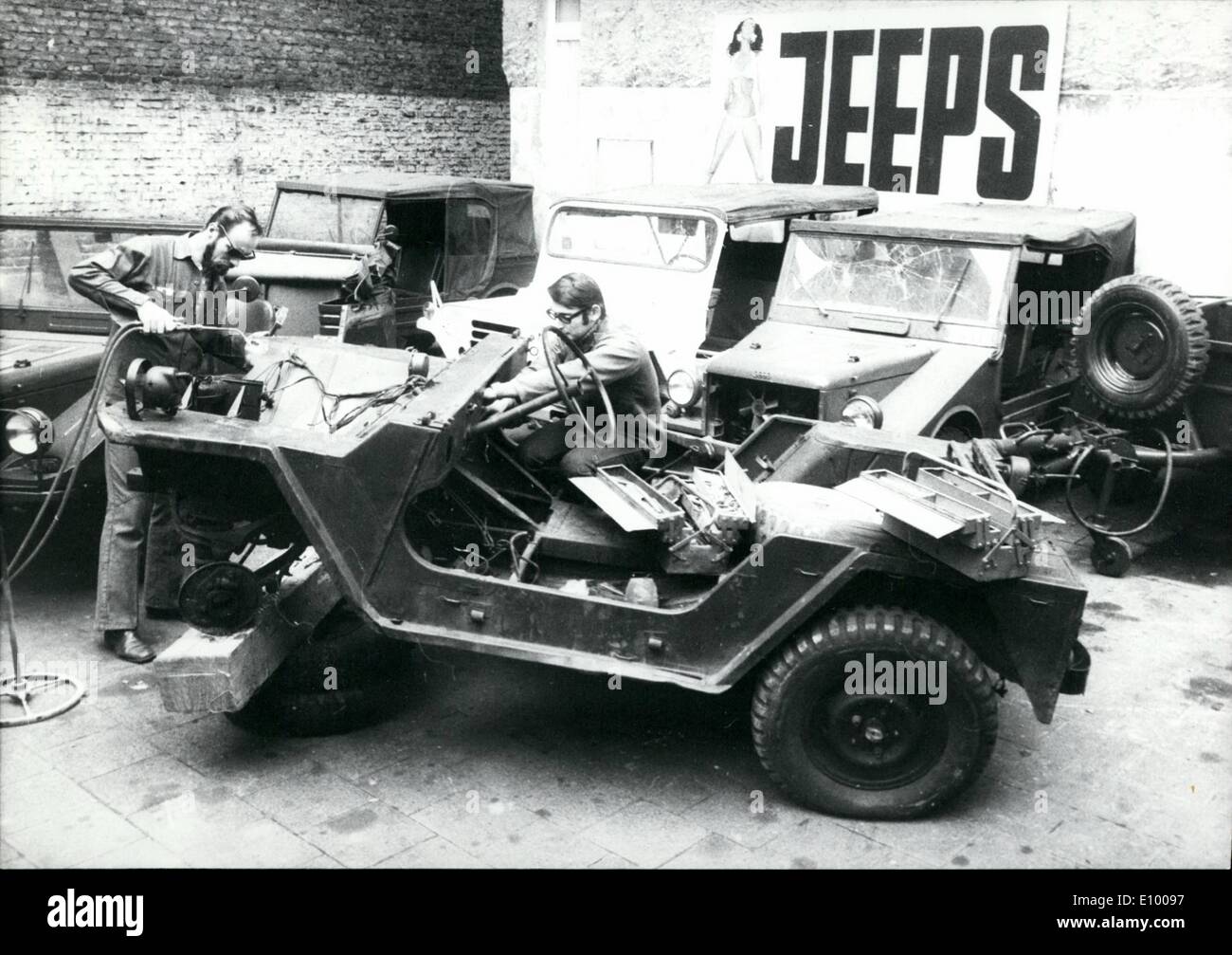 01 gennaio 1972 - automobili con il 'look-unico' ... sono in vendita a Francoforte ora. Due giovani di Francoforte, il proprietario del garage Herbert Mittlander e il suo associato Roland Lerch hanno venduto 40 jeep solo l'anno scorso. I clienti sono per lo più giovani che non sono più soddisfatti di indossare meramente abiti di stile militare, ma considerare un eccesso di Bundeswehr o jeep dell'esercito come appropriato by-wear. La domanda di veicoli che costano da 2000 a 3500 DM ( 60- 1100) è superiore alla fornitura. Foto Stock