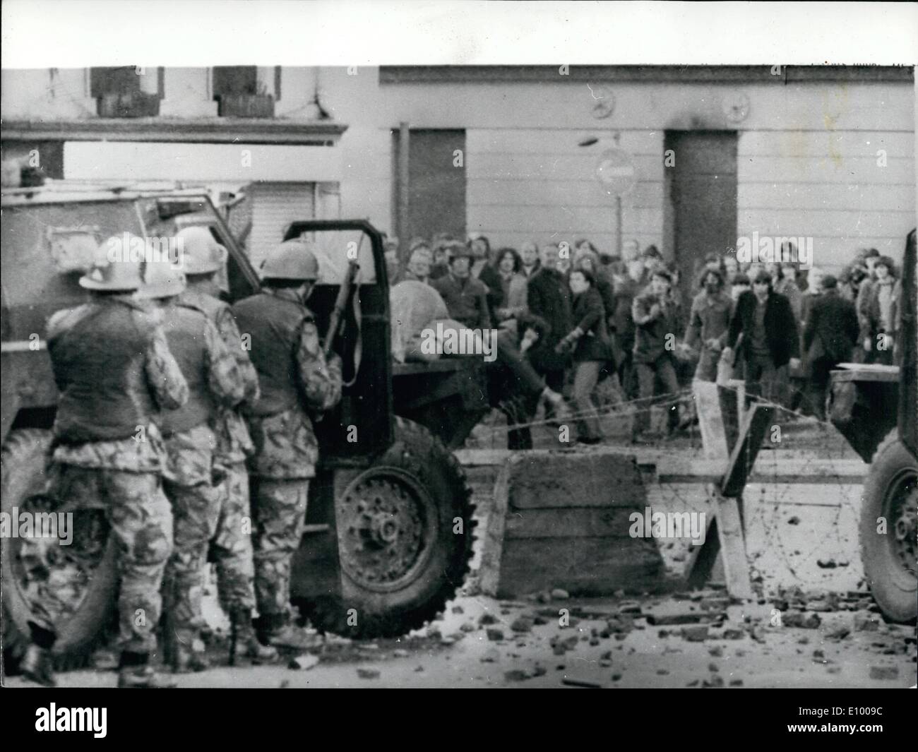 Gen 01, 1972 - 13 Ucciso in Londonderry: tredici uomini erano stati uccisi ieri come i paracadutisti dell'esercito ha rotto un bandito i diritti civili marzo a Londonderry, che si è trasformato in una sommossa sul bordo della Cattolica Romana Bogside. È stato il peggior incidente singolo dell'intero Ulster crisi. General Maggiore Robert Ford, comandante delle forze di terra dell'Irlanda del Nord, ha respinto le accuse che le truppe aveva girato prima o sparato indiscriminatamente. ''I primi scatti è venuto da banditi terroristi e i militari hanno sparato single, volte scatti in ritorno'', ha insistito Foto Stock