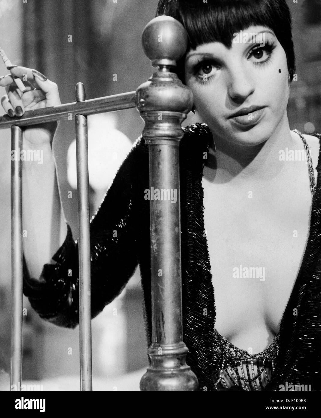 5556544 (9002636) Liza Minnelli, amerikanischer Schauspielerin und S‰ngerin, rauchend un einen Bettpfosten gelehnt, in dem Foto Stock