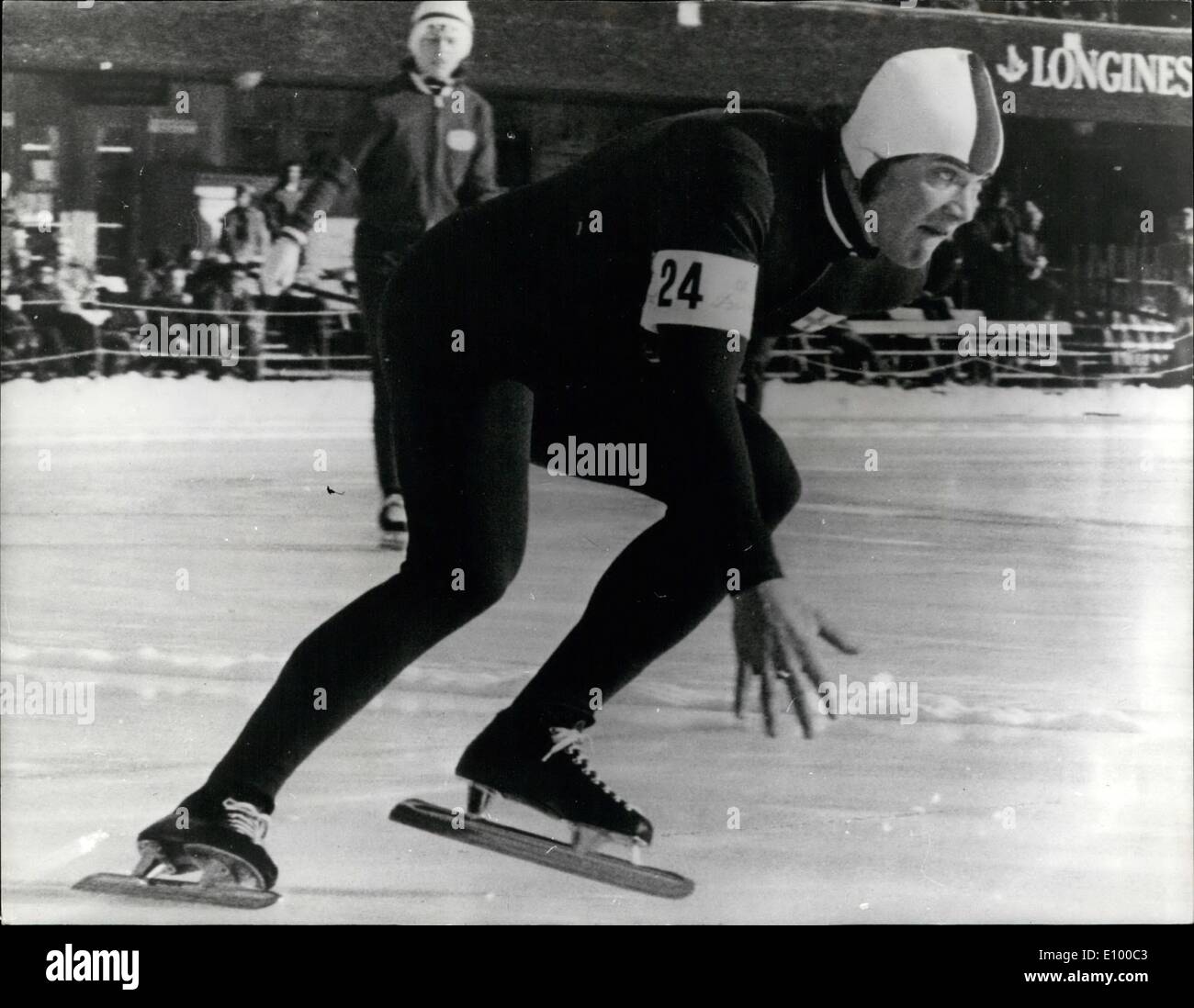 11 gennaio 1972 - gennaio 11th, 1972 nuovo record del mondo di velocità il pattinaggio su ghiaccio. A Davos Leo Linkovesi di Finlandia configurare un sensazionale nuovo record del mondo di velocità il pattinaggio su ghiaccio a 500 metri 38,0 secondi. Foto Stock