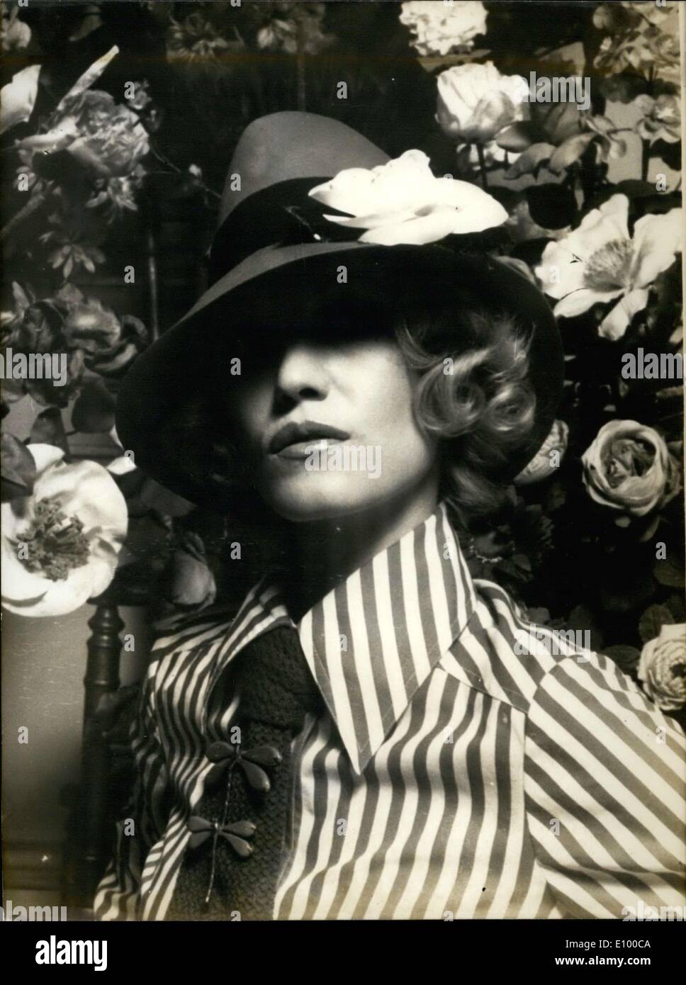 11 gennaio 1972 - gli uomini a portare le borse a tracolla e rubare i nostri colori pallidi . . . Si tratta di tempo che le donne che prendono la loro vendetta. Pantaloni, che sono state nelle donne il guardaroba per un lungo periodo di tempo, ora accompagna camicie e cravatte. Jean Patou appena introdotto un elemento nella sua 1972 collezione primavera che completa un tale corredo opportunamente-- una campana di rosso-hat che è accompagnato da un bianco di camellia, il solo dettaglio che possa feminize il vestito. Foto Stock