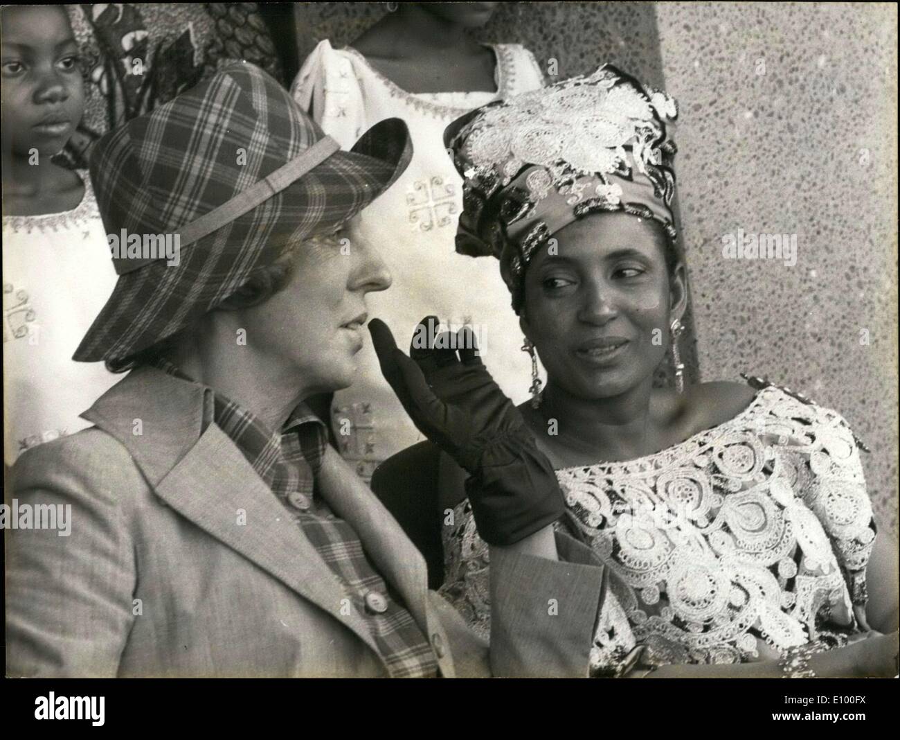 Gen 26, 1972 - Il Presidente e la sua moglie appena trascorso due giorni in Niger dove essi sono stati ospiti del Presidente Diori Hamani e sua moglie. La sig.ra Pompidou e la Sig.ra Humani sono raffigurati lo scambio di poche parole. Foto Stock