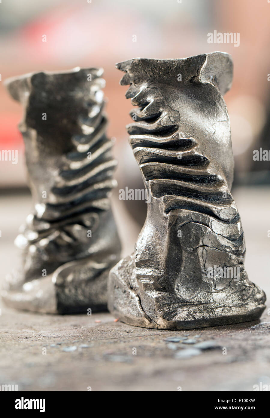 Artigiani Nicole & Harry Hansen, Sterling & acciaio, creare un originale sterling silver e pezzi di ferro Foto Stock
