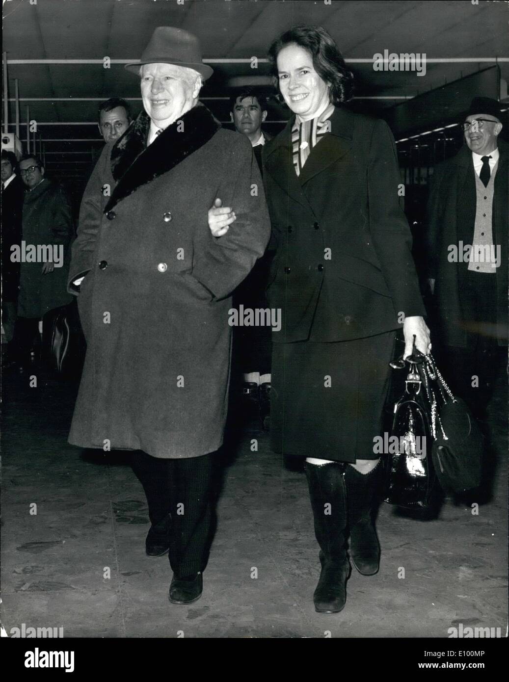 Febbraio 02, 1972 - Charlie Chaplin arriva. Mostra fotografica di:- Charlie Chaplin, 83, raffigurato con sua moglie, Oona, all'arrivo all'aeroporto di Heathrow, dalla Svizzera. Charlie è a Londra per il lancio di una stagione del suo film classici. Foto Stock