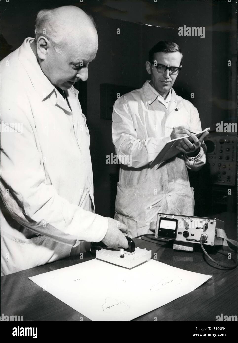 Febbraio 02, 1972 - Nuovo tipo di rilevatore di radioattività: specialisti cecoslovacca ha ricevuto con grande interesse e apprezzamento il nuovo rilevatore di radioattività, progettato e sviluppato dal dipartimento radiobiological dell'Istituto di Botanica Sperimentale del cecoslovacco di Accademia delle Scienze di Praga. Esso è utilizzato per la rilevazione dell'inquinamento dell'ambiente, causata dal basso-energetical radiatori beta Foto Stock