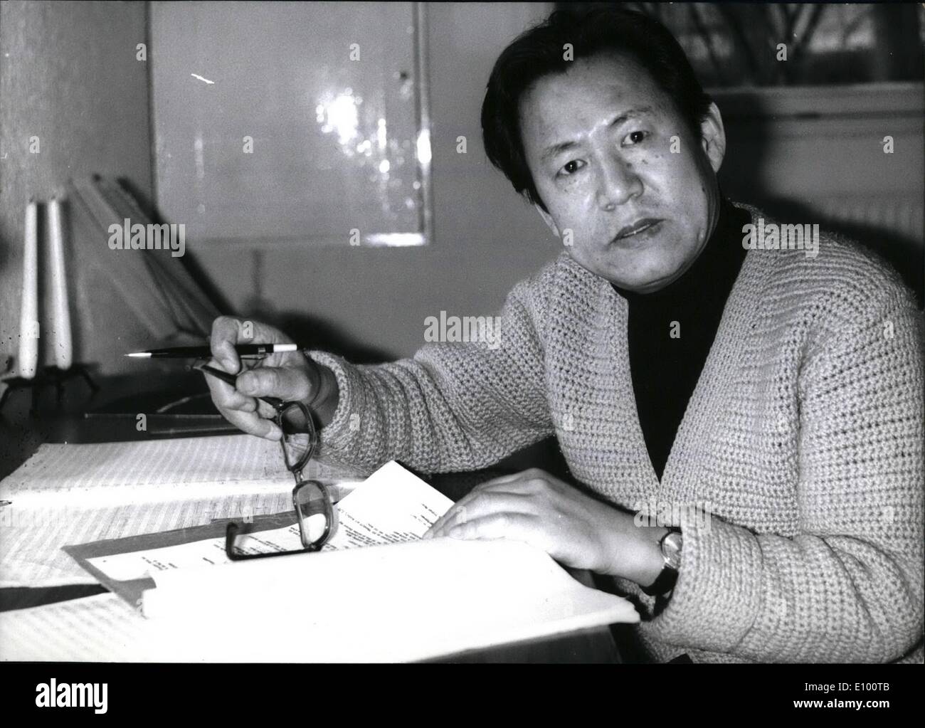 Febbraio 02, 1972 - Isang Yun dalla Corea compone a Berlino un'opera per Monaco di Baviera: il lavoro a un'opera la fir in occasione dei Giochi olimpici di Monaco di Baviera è Isang Yun (foto) al momento di Berlino. Il tema dell'opera "im Tjong'' è dopo una fiaba dalla Corea. La leggenda racconta che le norme sociali del vecchio di Corea. Il testo dei pezzi realizzati dal Berlin librettista Dr. Harald Kunz. Il mondo-premier della Ilympia-Opera 'Sim Tjong'' - sotto la direzione musicale di Wolfgang Sawallisch e nella produzione di Gunther Rennert - avrà luogo il 1 agosto 1972 nell'Opera di Stato Bavarese di Monaco di Baviera Foto Stock