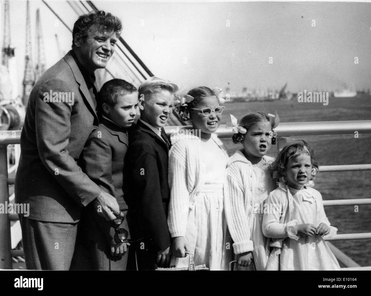 Attore Burt Lancaster arriva in barca con i bambini Foto Stock