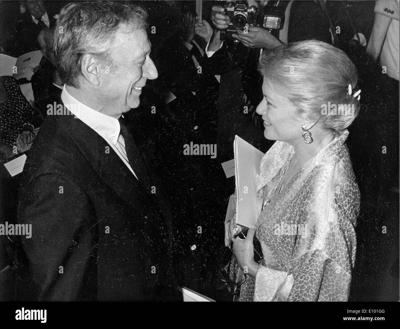 Yves Montand e Grace Kelly chat a beneficio Foto Stock