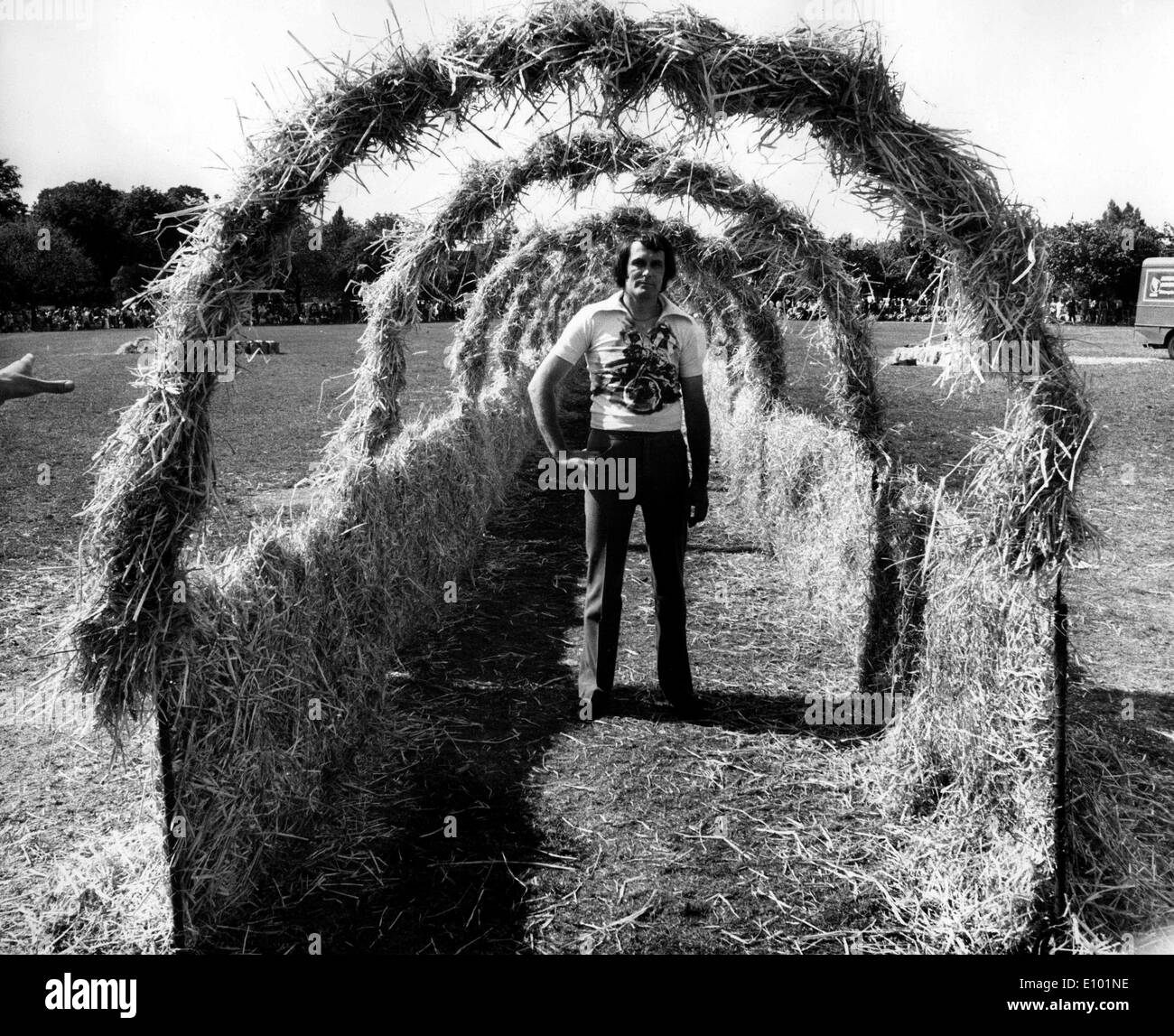DAVID BLAKER si prepara a guidare una moto attraverso archi fiammeggiante del fieno durante un incendio stunt Foto Stock