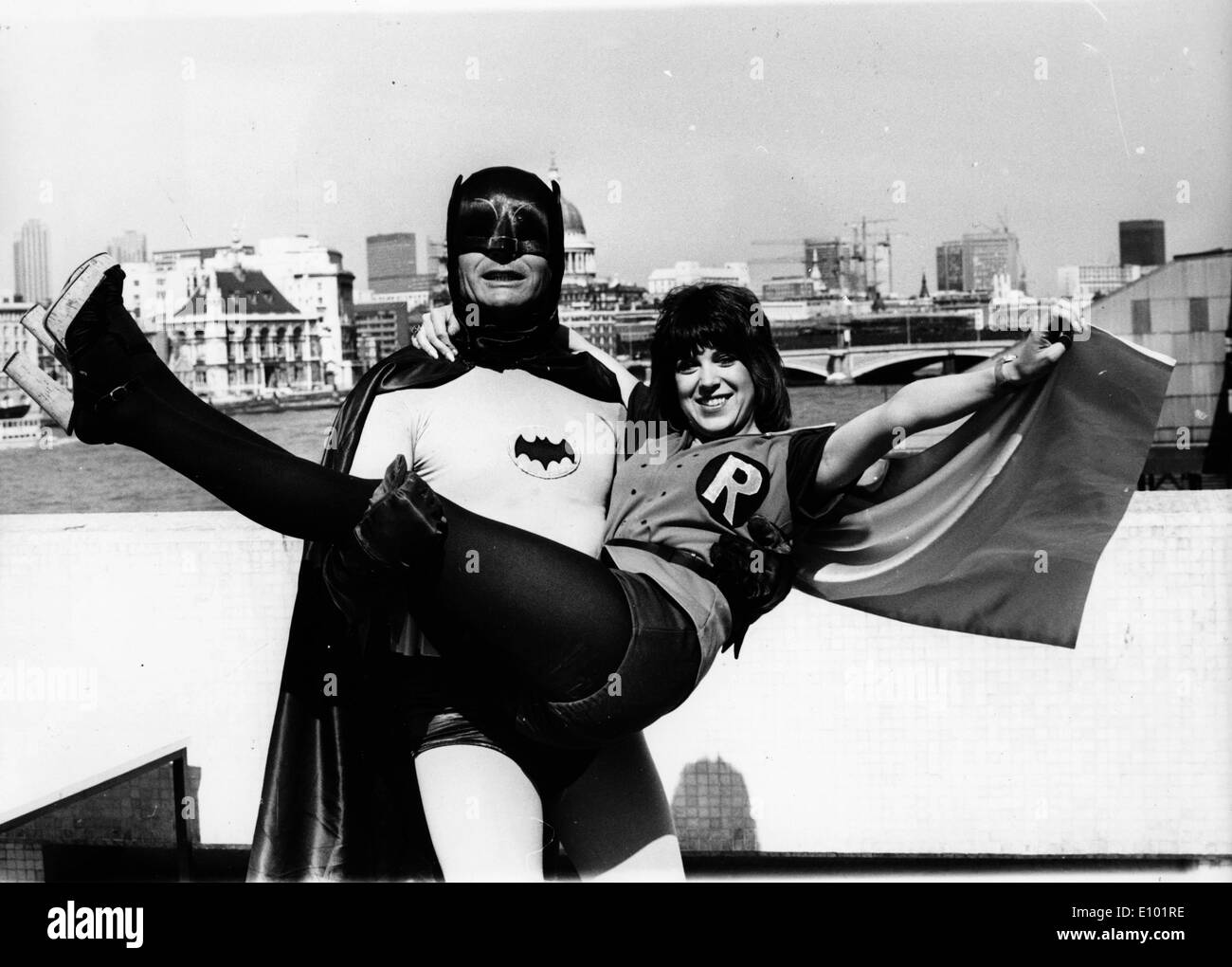 Attore Adam West come Batman con Sally James Foto Stock