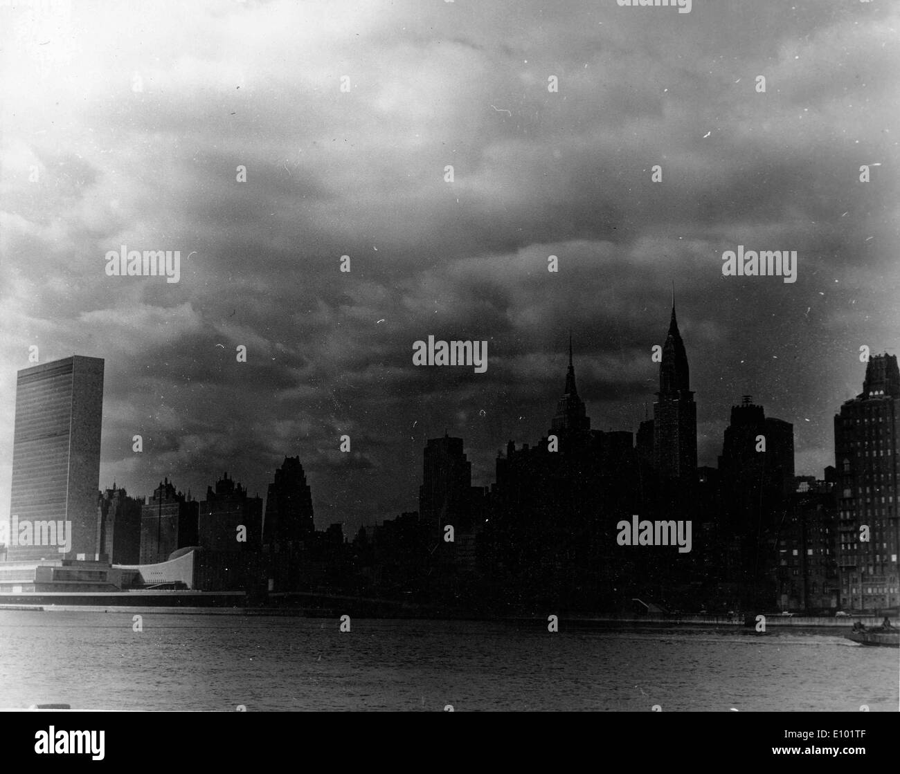 Il maltempo cielo nuvoloso sulla skyline di New York Foto Stock