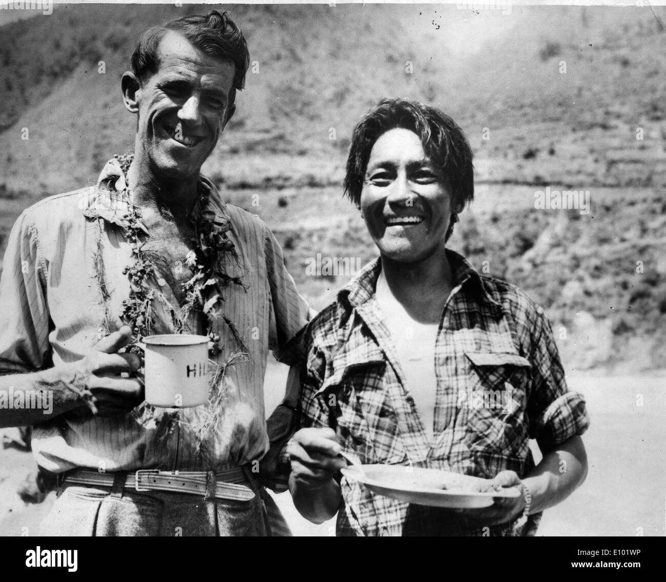 Gli alpinisti Edmund Hillary e lo Sherpa Tenzing Norgay del British Everest Expedition celebrare dopo essere stato il primo popolo al vertice Everest 1953. Foto Stock