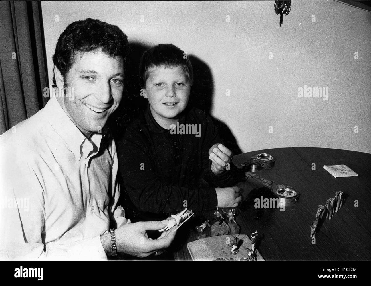 Il cantante Tom Jones gioca con il figlio Marco Foto Stock