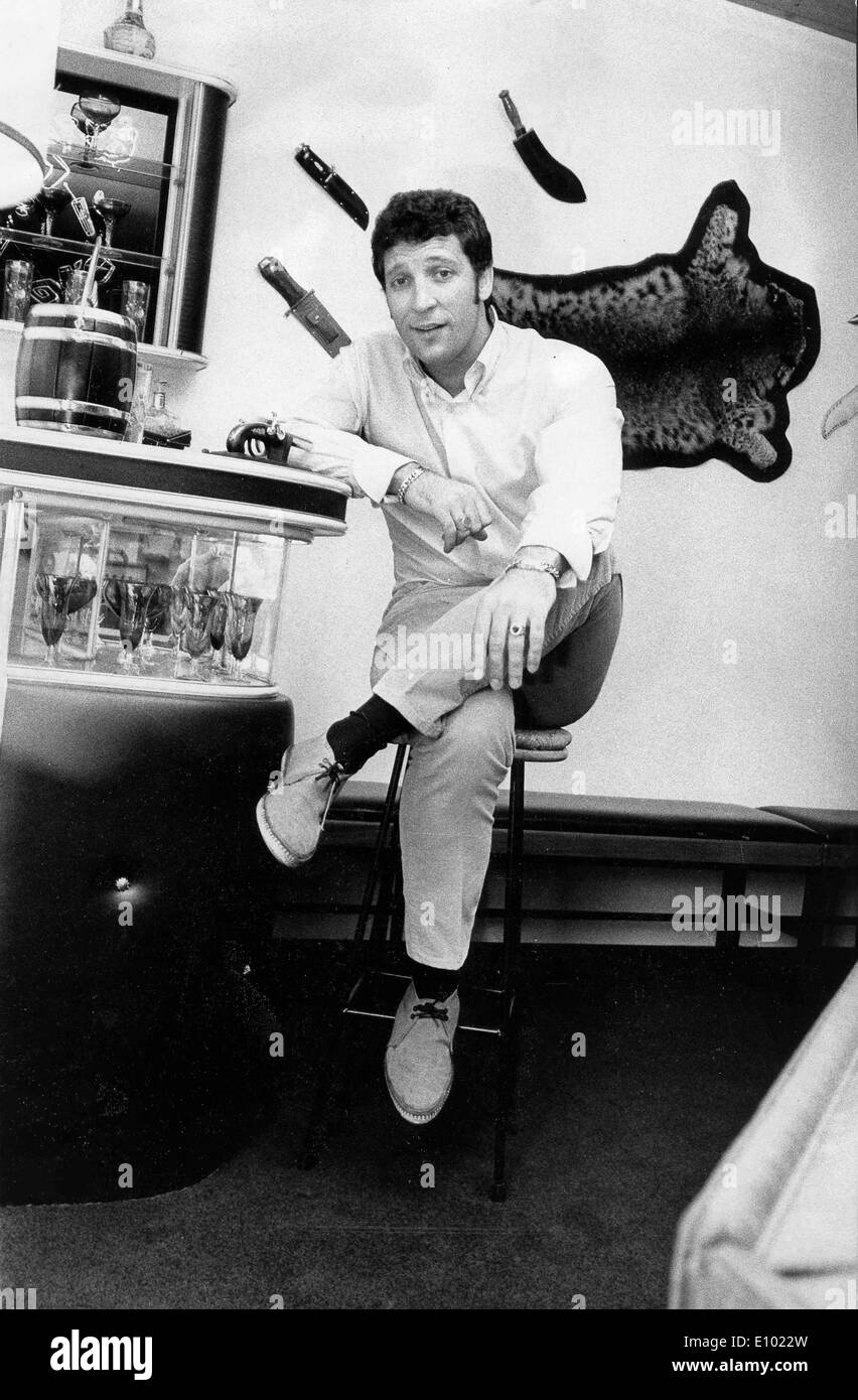Il cantante Tom Jones si rilassa a casa sua Foto Stock
