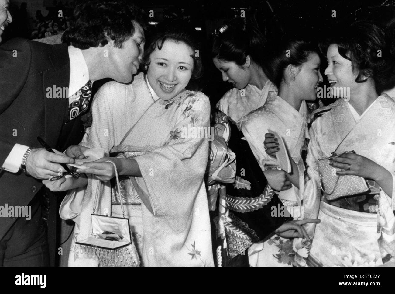 Il cantante Tom Jones baci donna giapponese Foto Stock