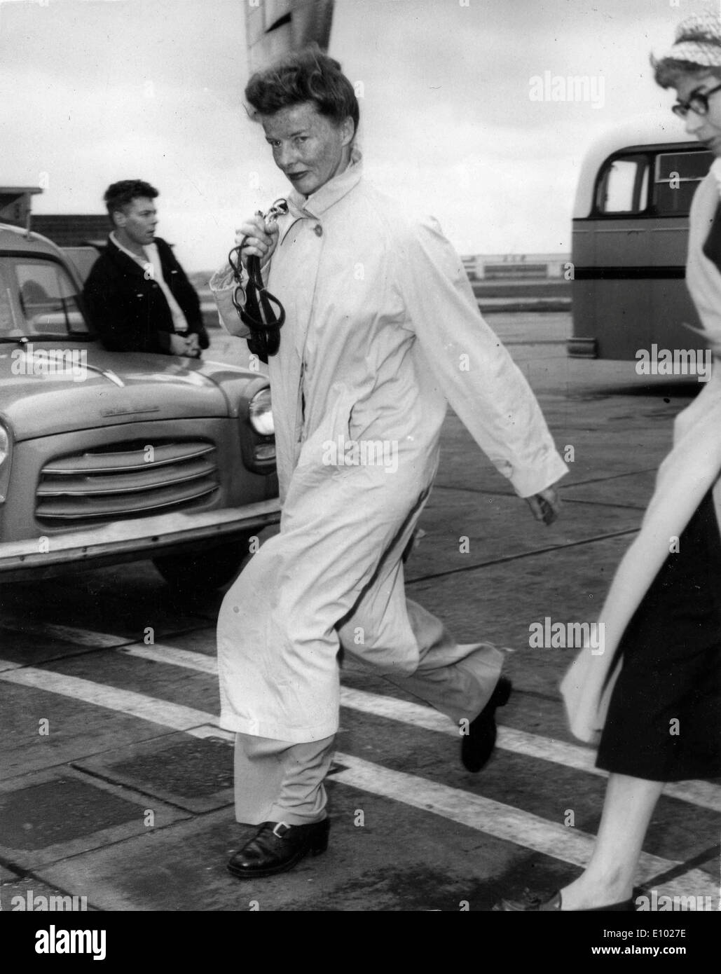 Attrice Katharine Hepburn all aeroporto Foto Stock