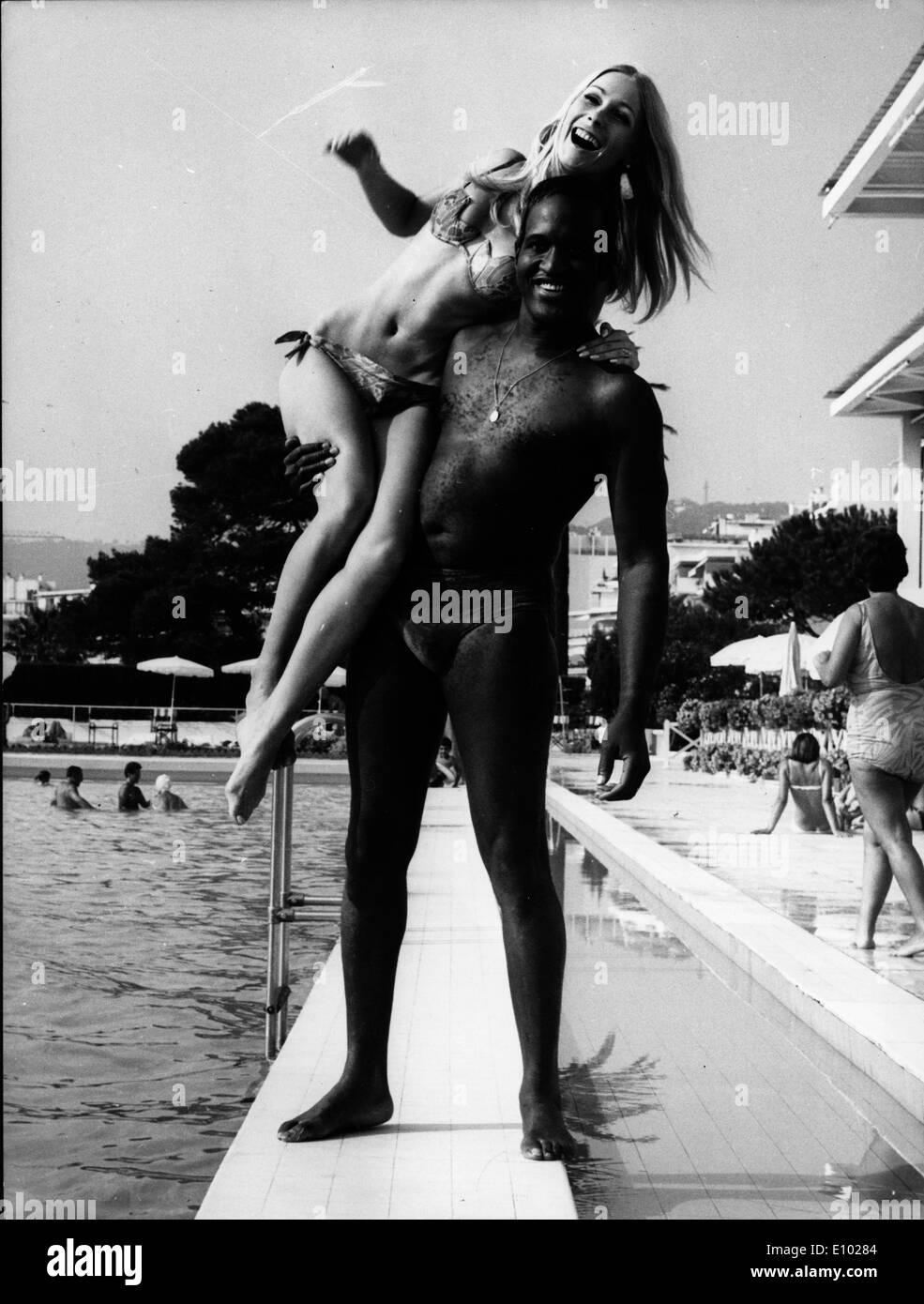 Il cantante Lovelace Watkins detiene donna sulla spalla Foto Stock