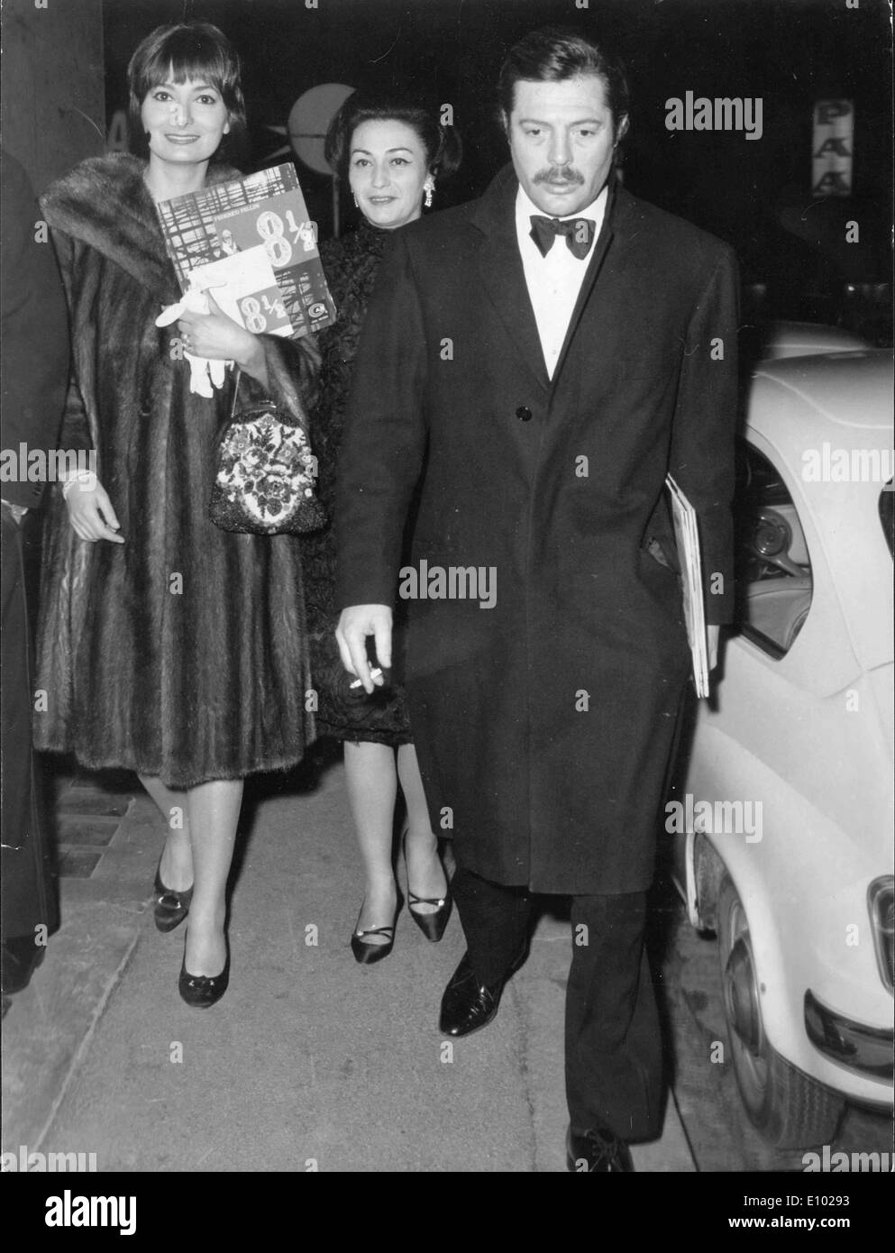 Attore Marcello Mastroianni e Rosella Falk a premiere Foto Stock