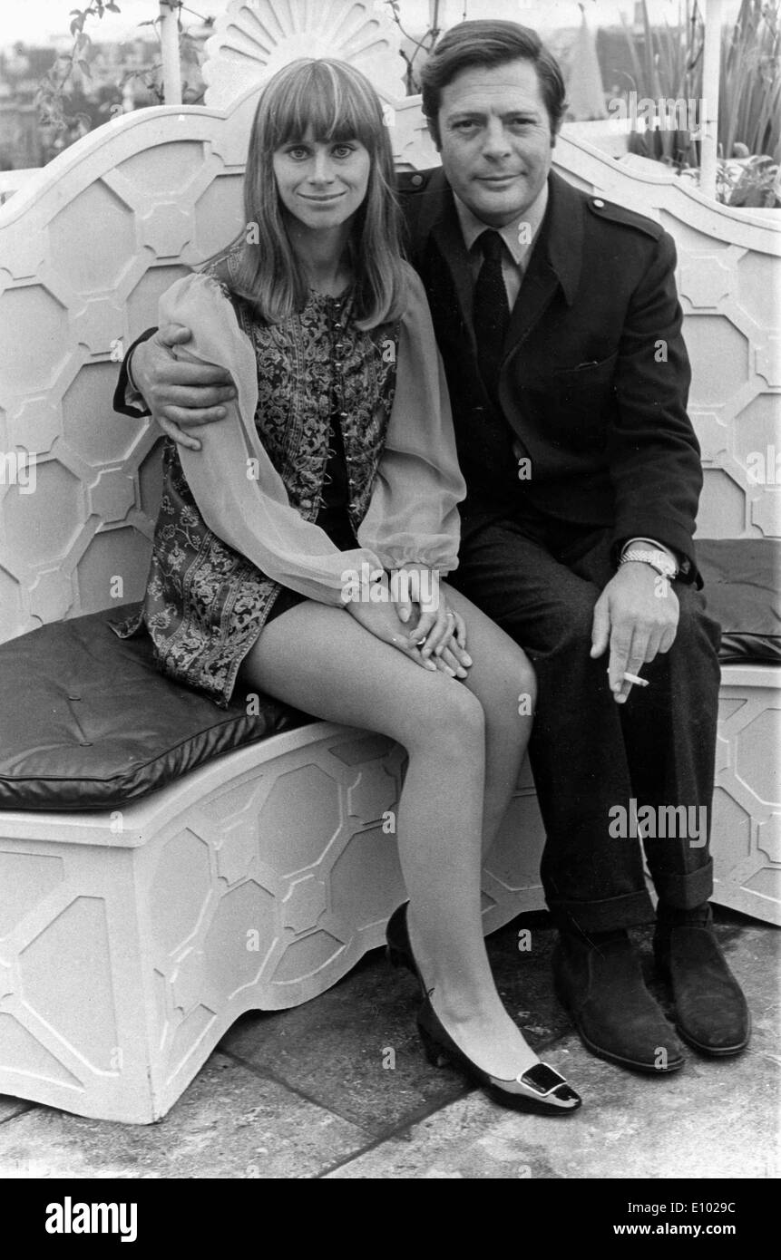 Gli attori Marcello Mastroianni e Rita Tushingham Foto Stock