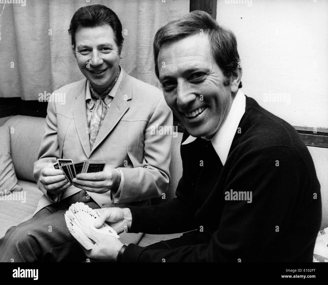 Cantanti Max Bygraves e Andy Williams il gioco delle carte Foto Stock