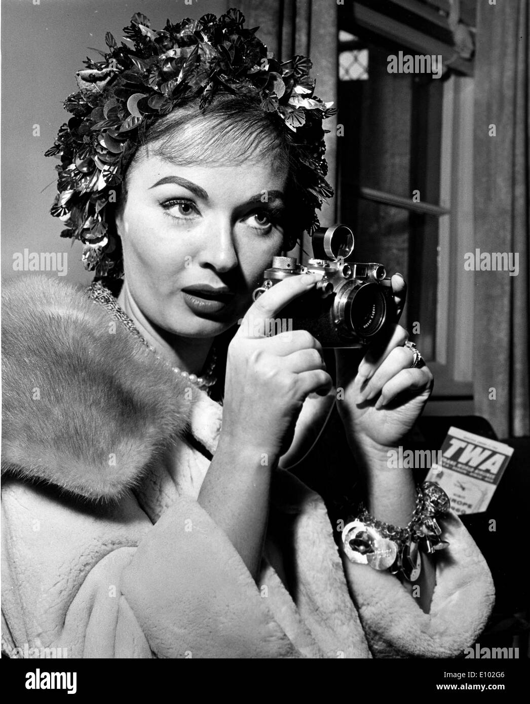 L'attrice Ann Blyth prende le foto in aeroporto Foto Stock