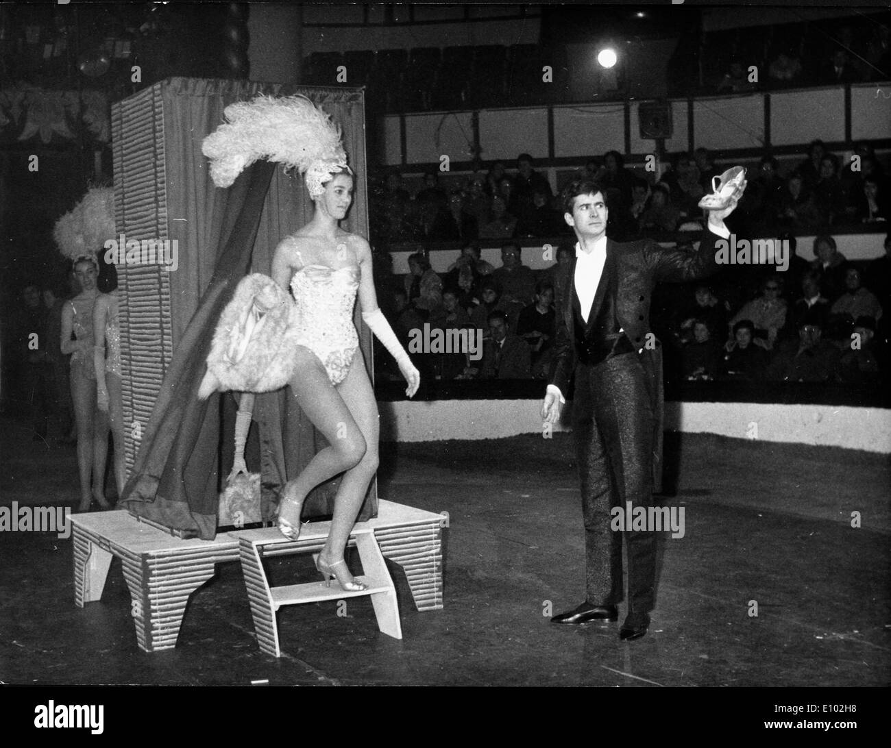 Attore Anthony Perkins mago a Casino de Paris Foto Stock