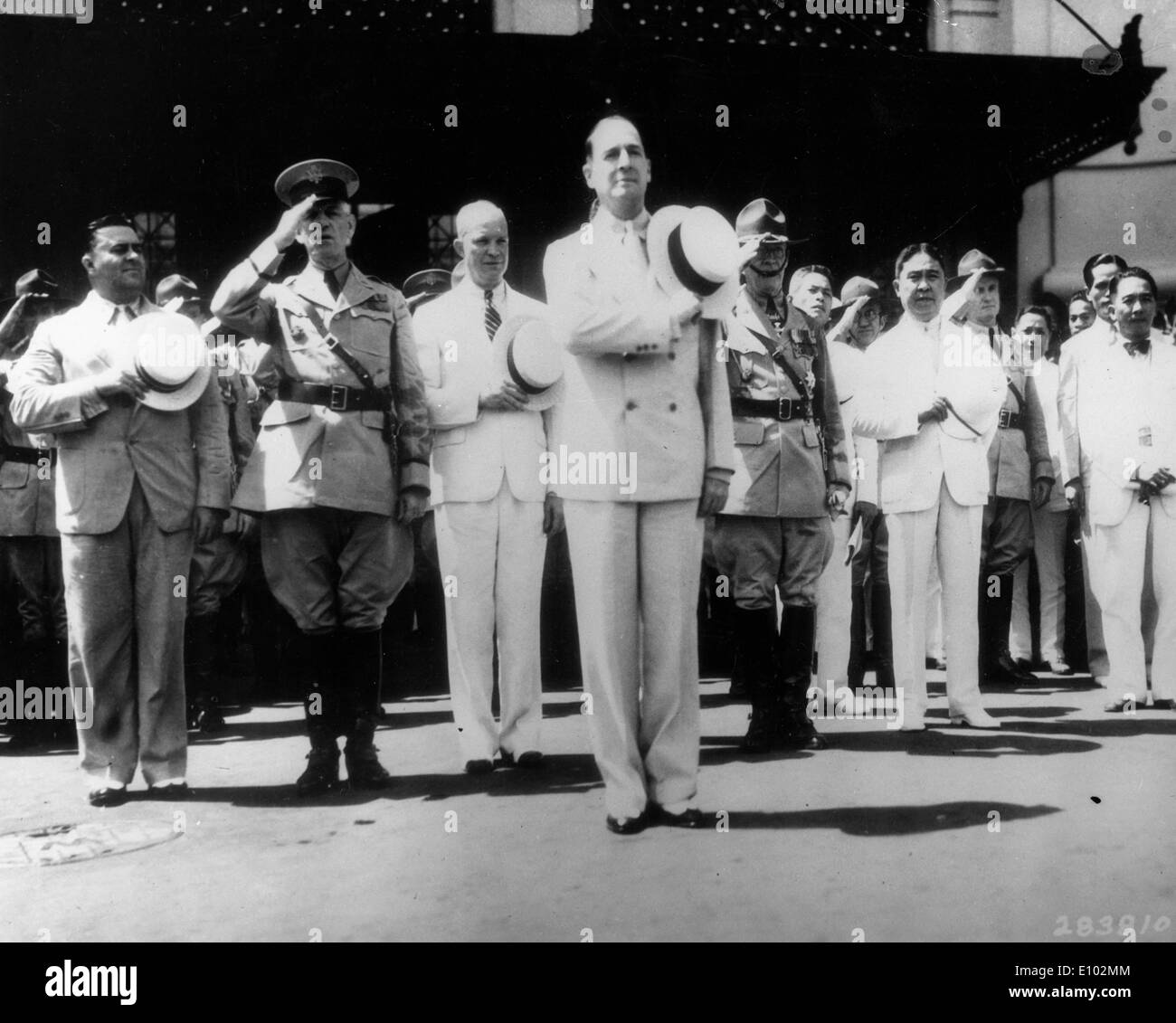 Generale americano e Maresciallo di Campo dell'esercito filippino DOUGLAS MACARTHUR (26 gennaio 1880 aprile 5, 1964) Foto Stock