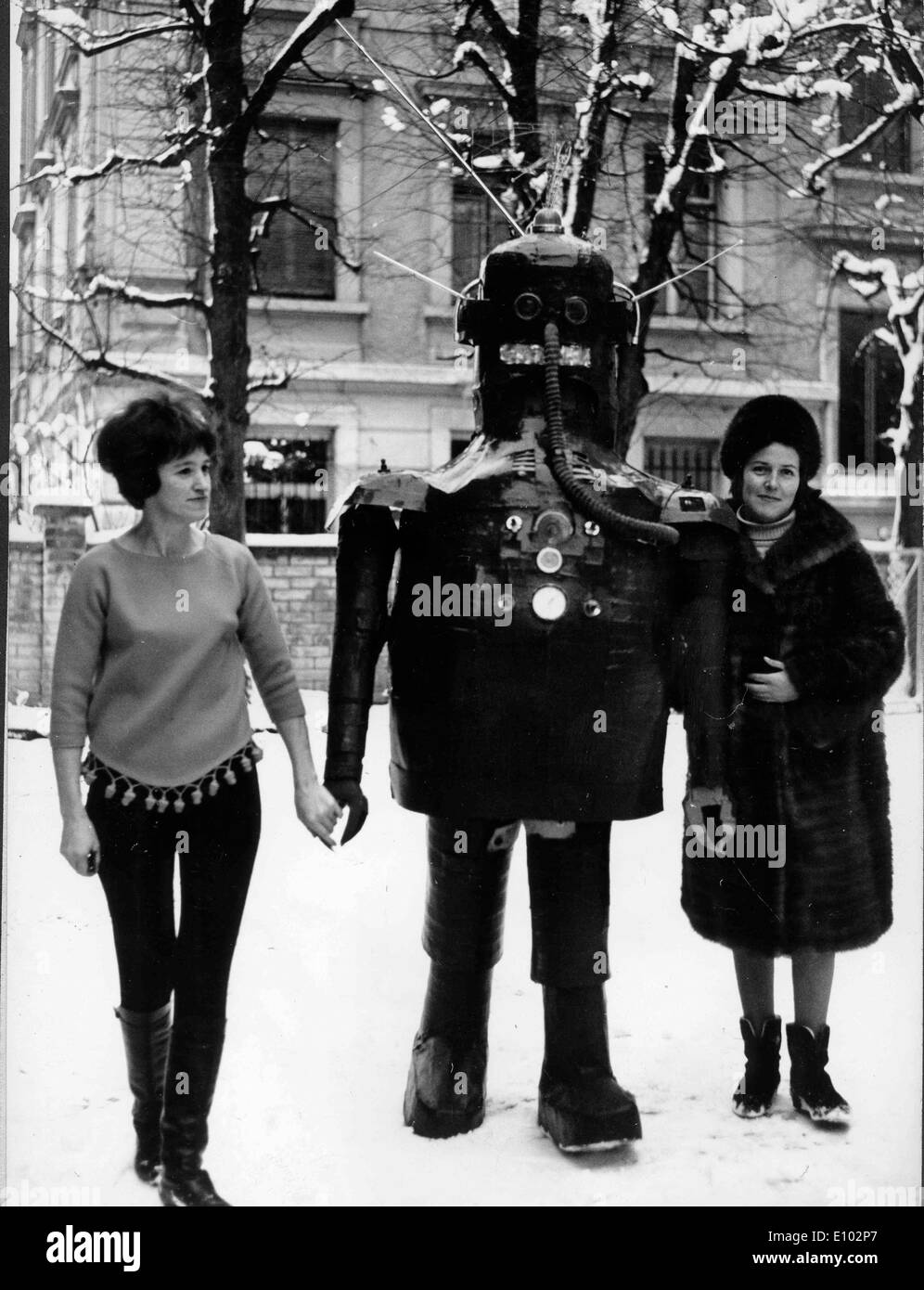 Inizio robot camminare con due donne su un inverno nevoso giorno Foto Stock