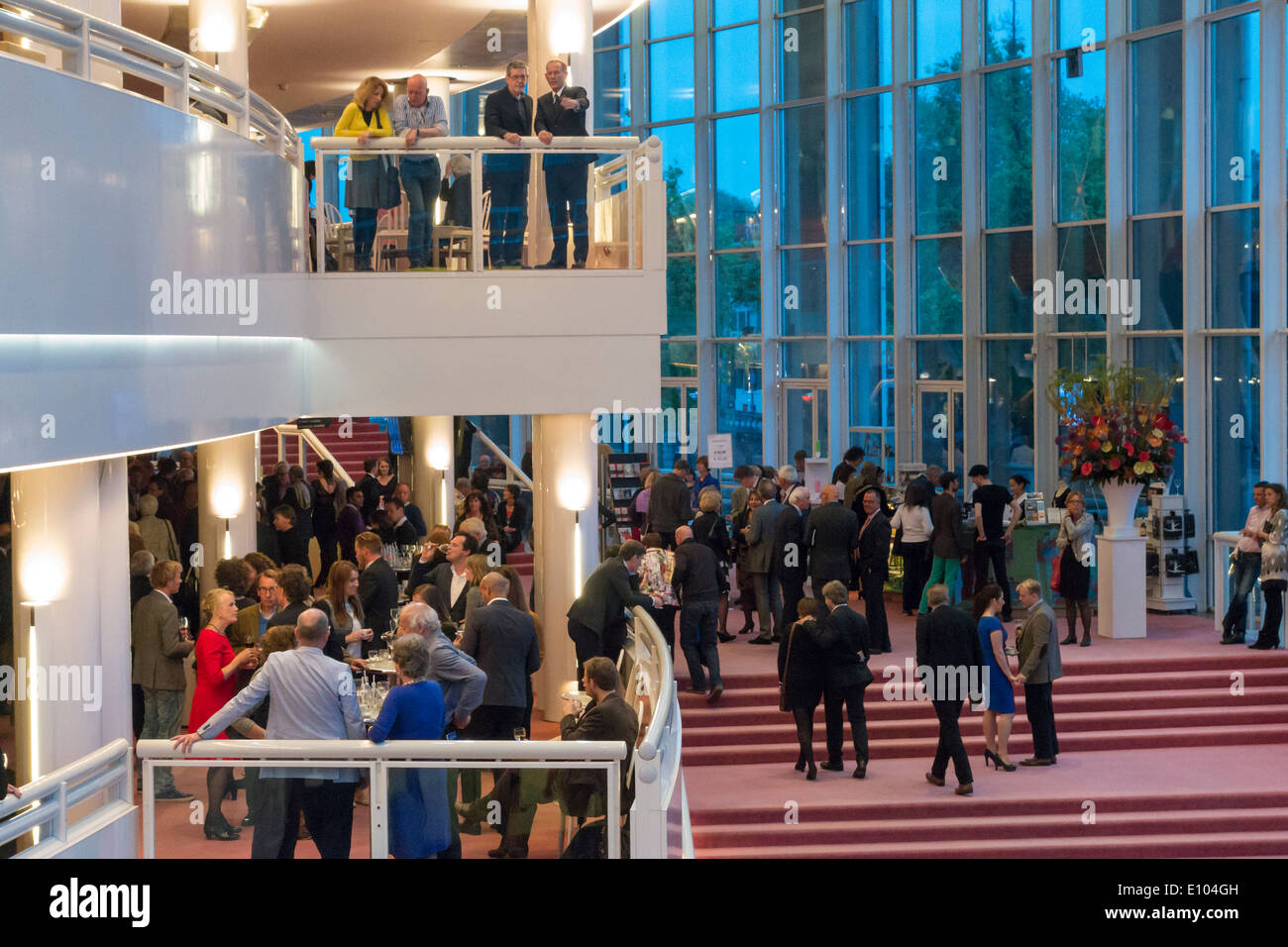 Amsterdam Stopera interno nazionale olandese edificio Opera hall foyer con le persone dei visitatori sulla serata di apertura durante l'intervallo Foto Stock