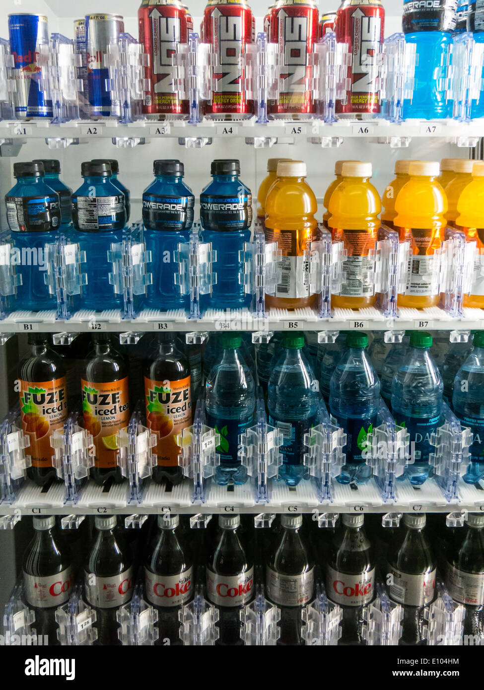 Varie marche di bevande rinfrescanti in un distributore automatico Foto Stock