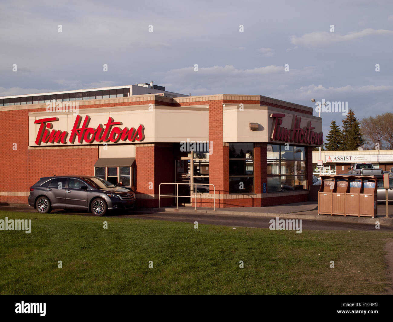 Un Tim Hortons ristorante e drive thru in Edmonton, Alberta, Canada. Foto Stock