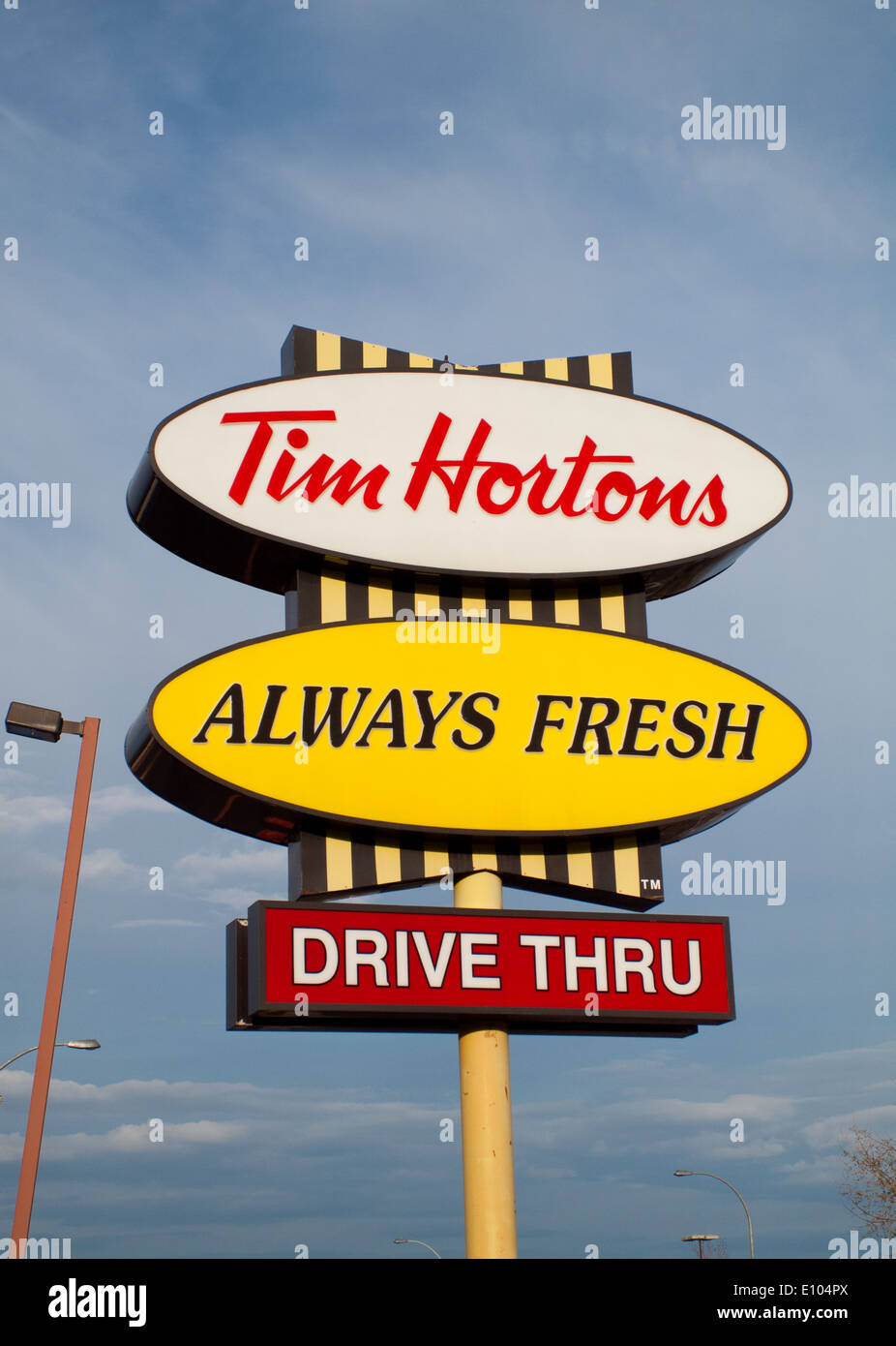 Un Tim Hortons ristorante guidare attraverso il segno. Edmonton, Alberta, Canada. Foto Stock