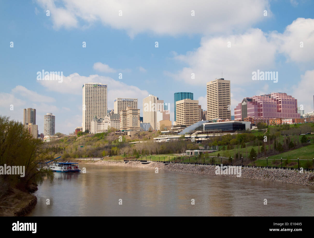 Una vista del centro di Edmonton skyline e il Nord del Fiume Saskatchewan. Edmonton, Alberta, Canada. Foto Stock