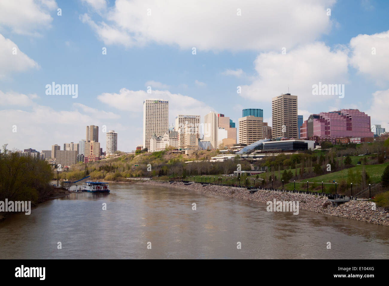 Una vista del centro di Edmonton skyline e il Nord del Fiume Saskatchewan. Edmonton, Alberta, Canada. Foto Stock